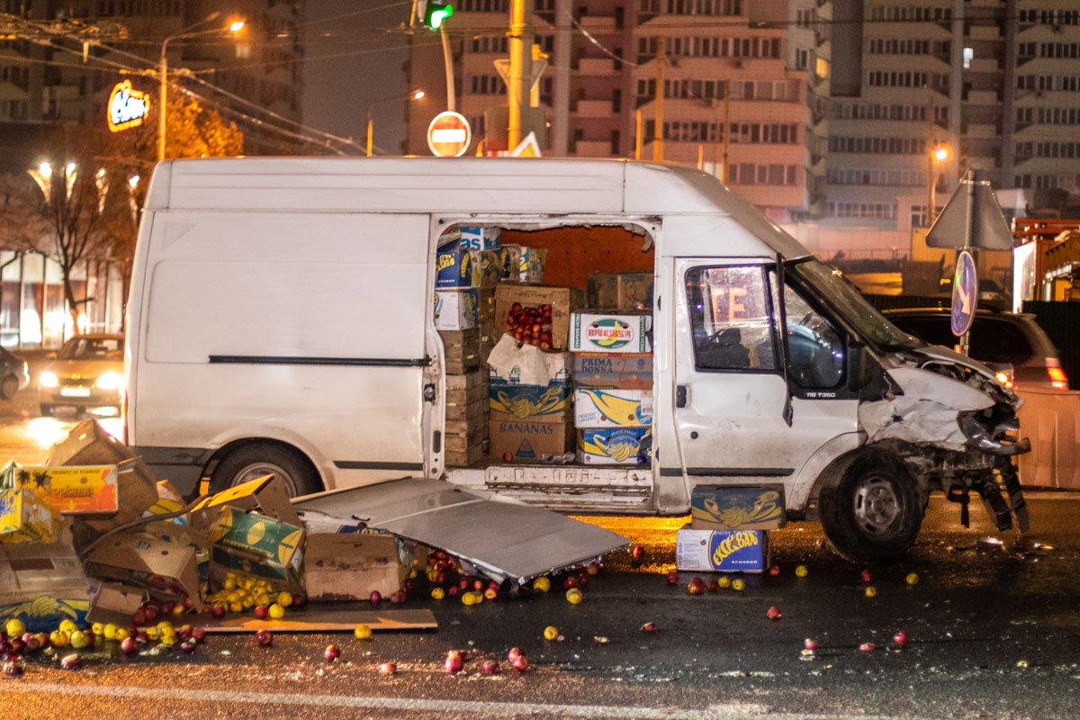В ночь на 21 ноября в Киеве на проспекте Победы, возле станции метро "Шулявская" произошло серьезное ДТП с пострадавшими