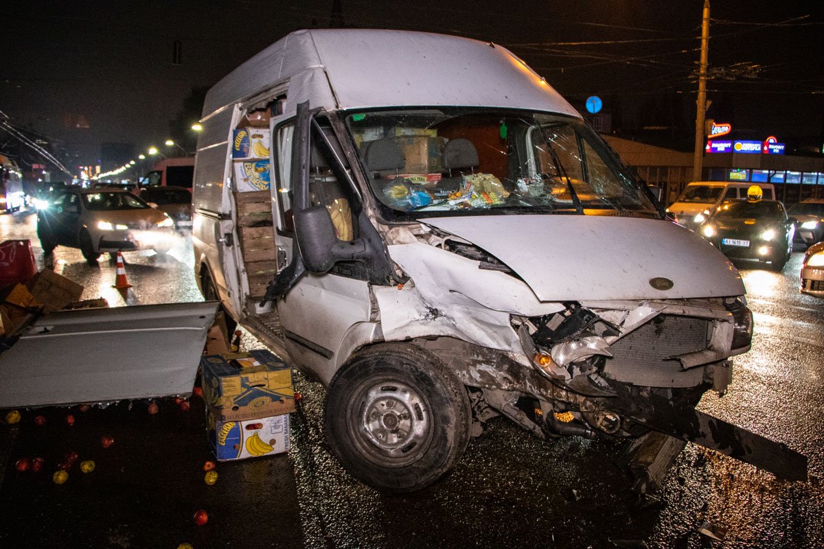 Водитель микроавтобуса заверил, что ехал на зеленый сигнал светофора