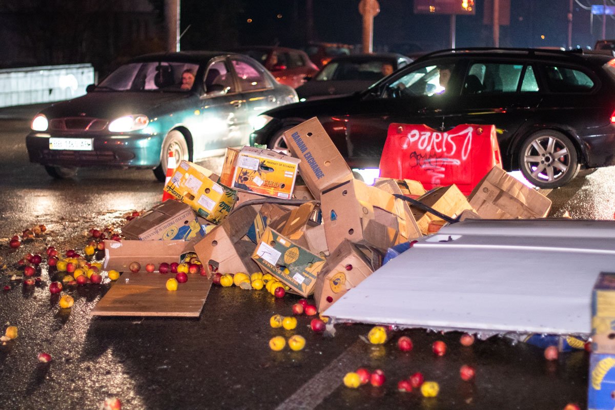 В результате аварии движение по проспекту было сильно затруднено