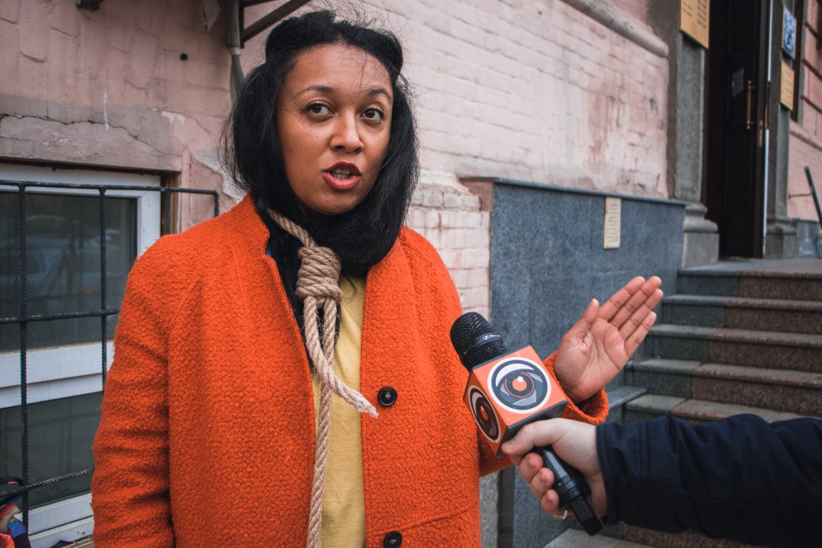 Анжелина Диаш, активистка Femen, накинула на шею петлю Анжелина Диаш, активистка Femen, накинула на шею петлю