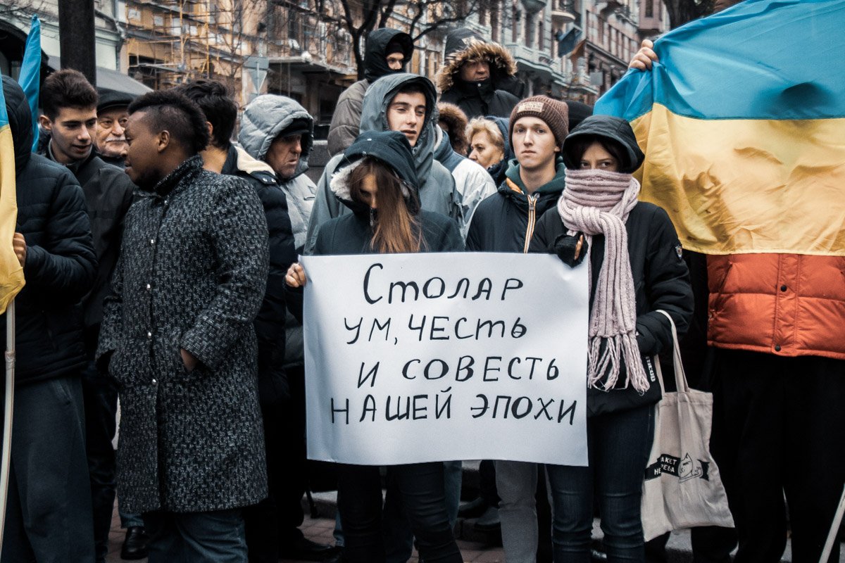 На плакатах - сплошь ироничные надписи, прославляющие Столара