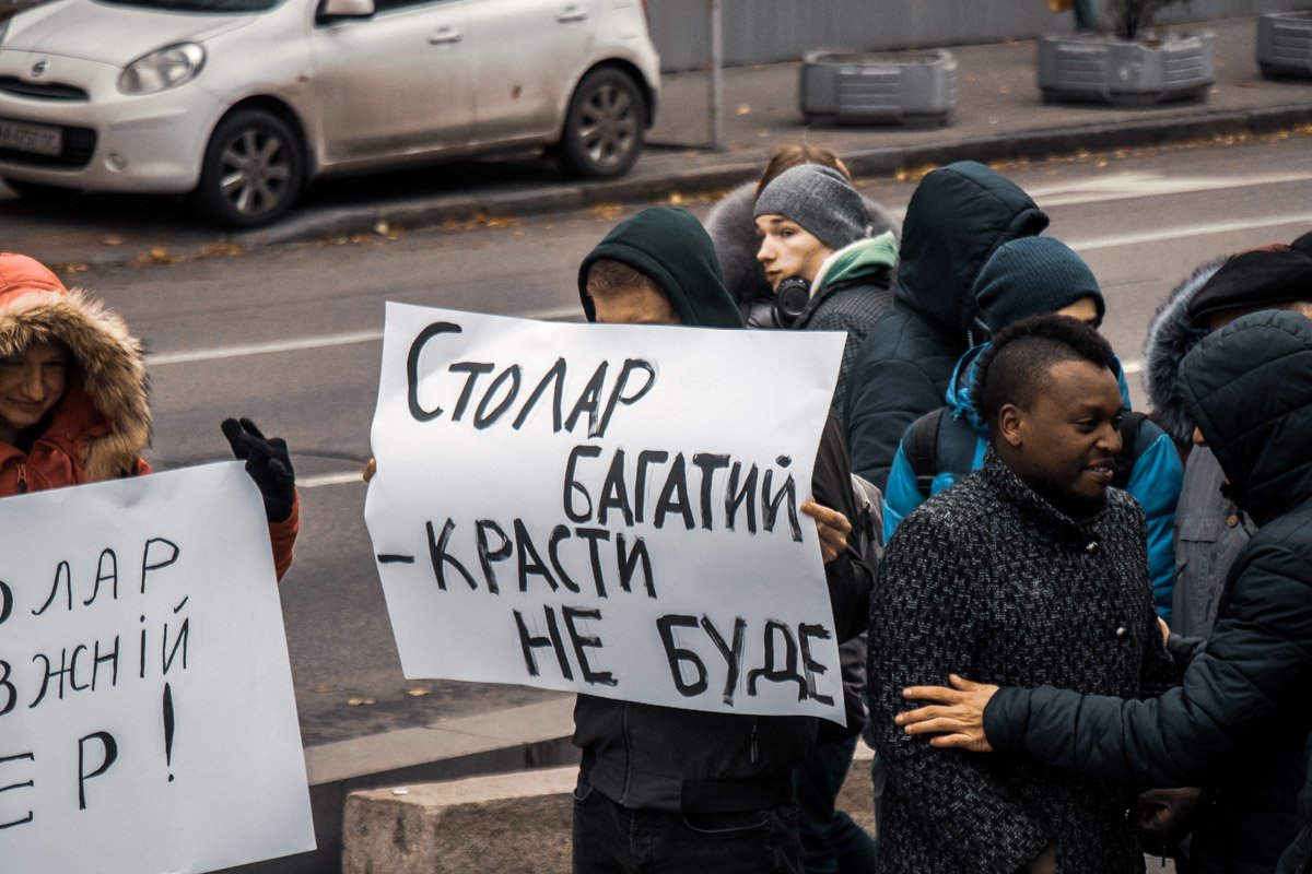 Среди "доводов" в пользу Столара - его богатство