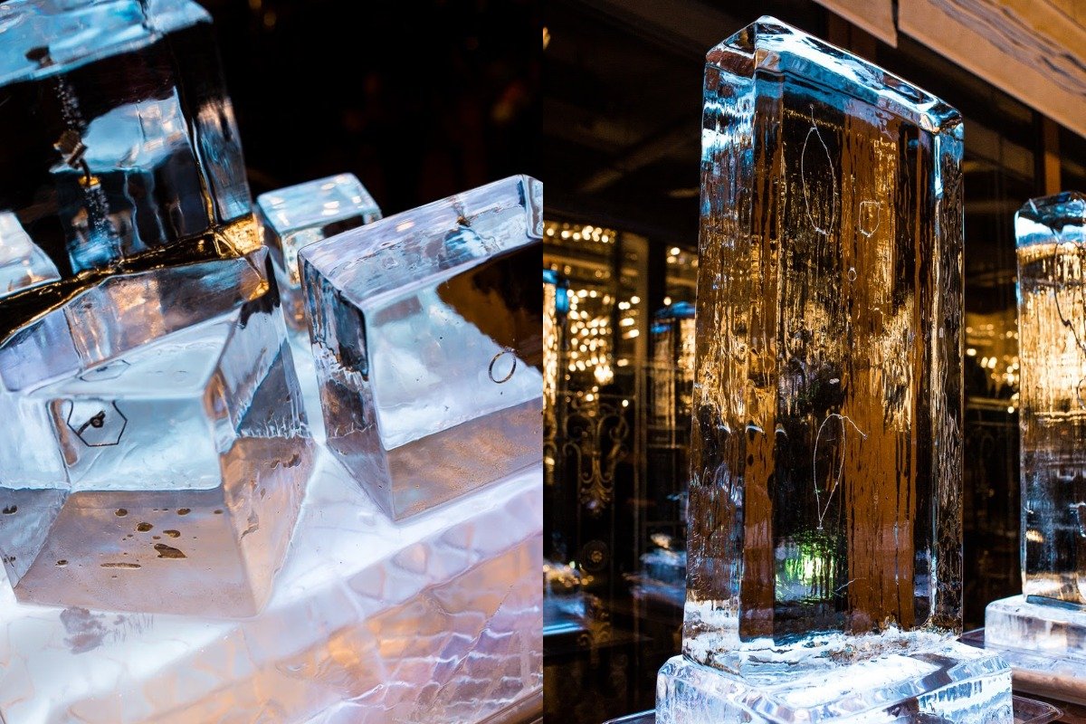 В глыбах льда прятались сдержанные, но оригинальные изделия из белого и желтого золота 