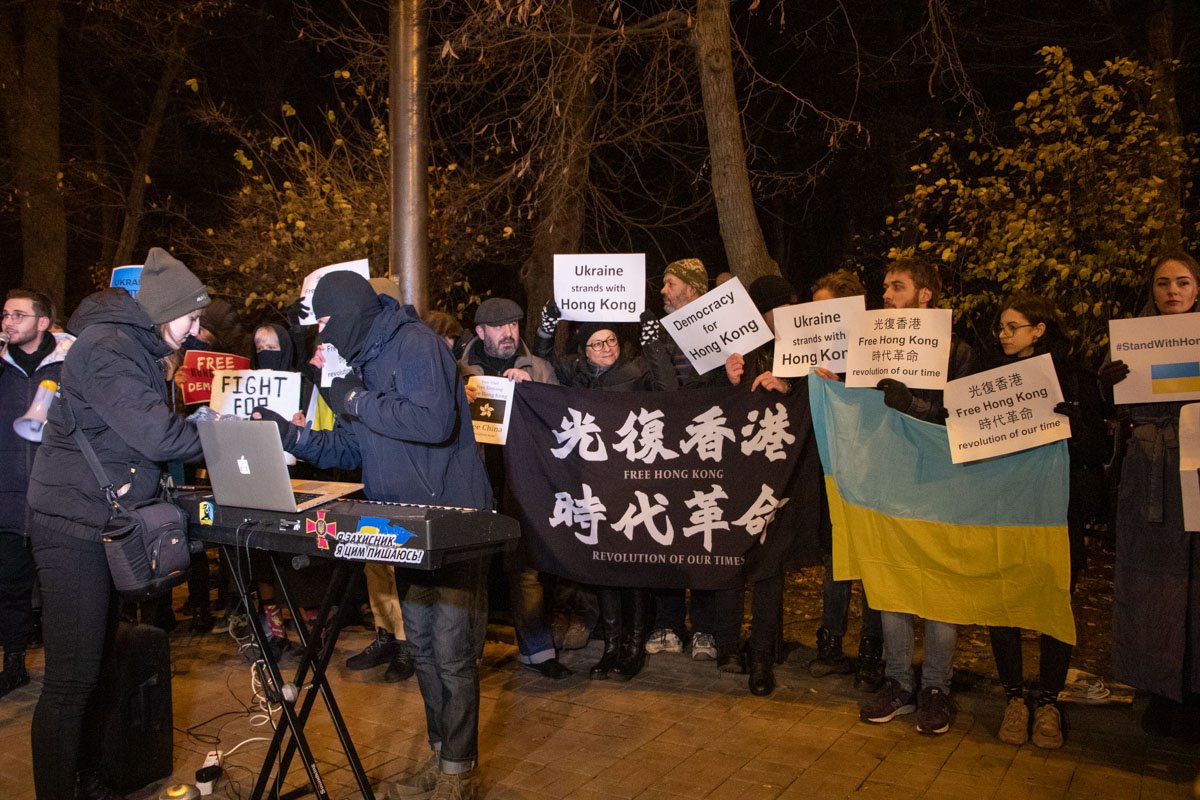 В Киеве возле посольства Китая прошла акция в поддержку митингующих в Гонконге В Киеве возле посольства Китая прошла акция в поддержку митингующих в Гонконге