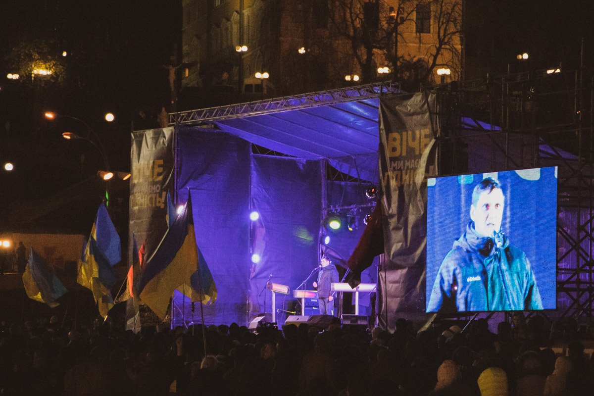 Майдан Независимости со стороны Стелы полностью заполнились людьми Майдан Независимости со стороны Стелы полностью заполнились людьми