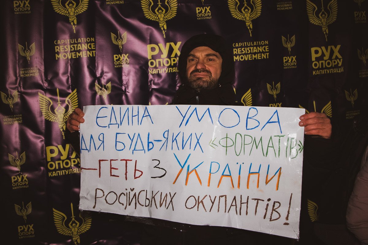 Проходило вече мирно и без стычек Проходило вече мирно и без стычек