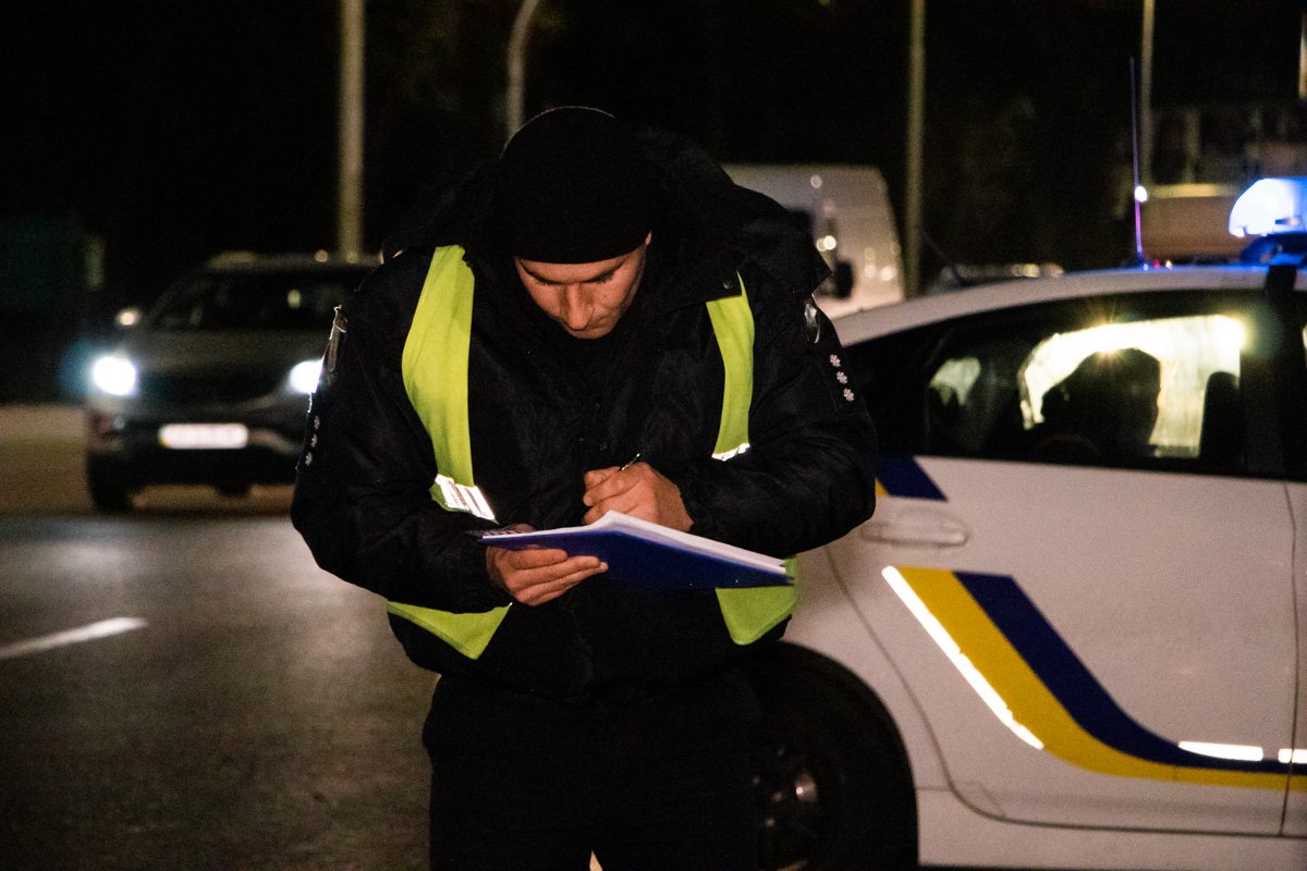 Мужчина переходил дорогу по переходу Мужчина переходил дорогу по переходу