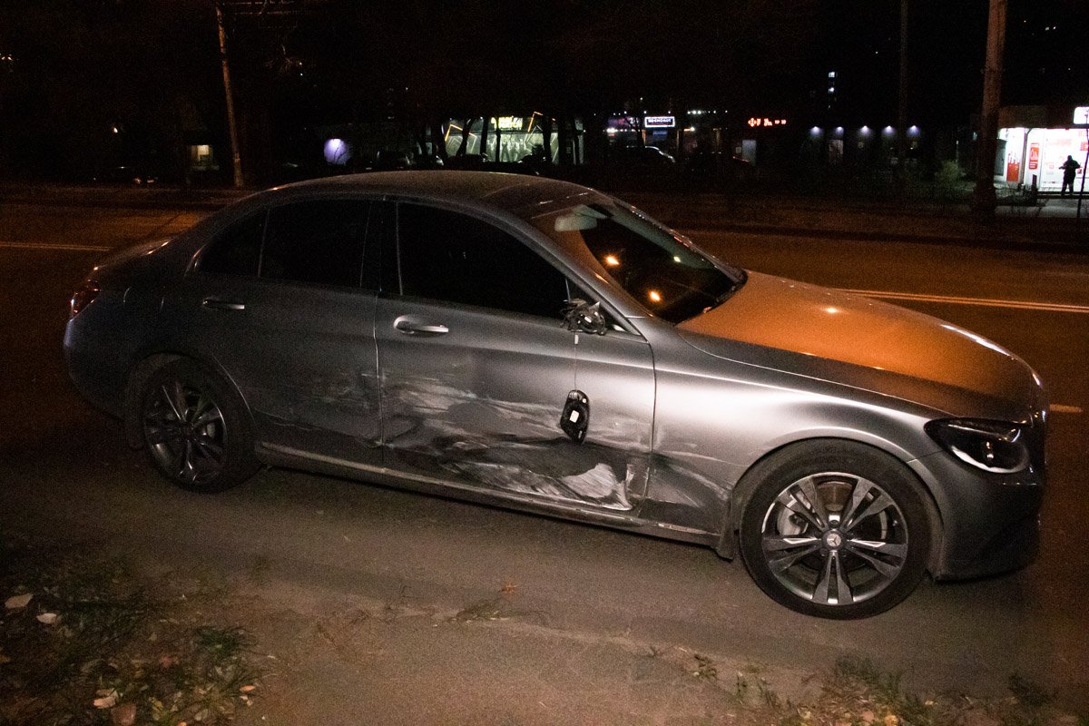 На обочину автомобиль вылетел, столкнувшись с Mercedes 