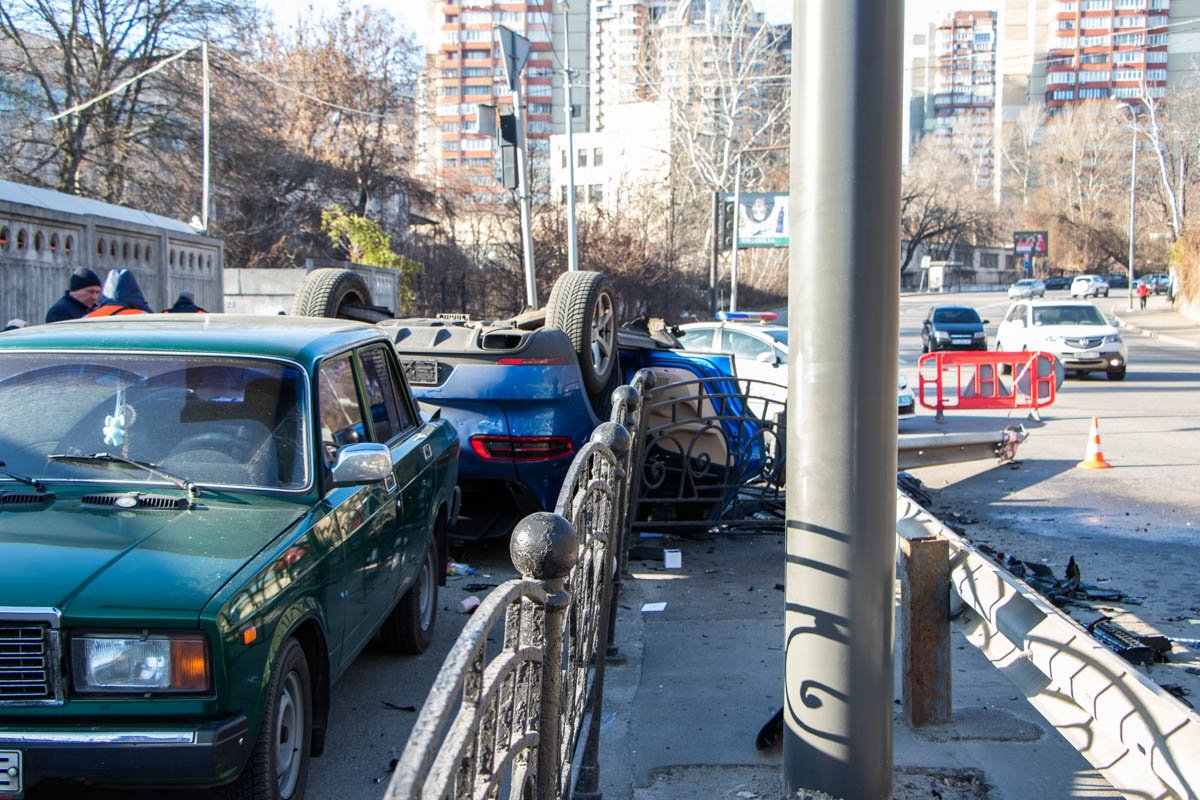 В Киеве на Старонаводницкой Porsche Macan потерял управление и перевернулся