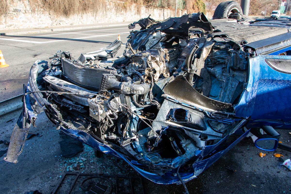 Перед тем как перевернуться, авто также снесло 14 метров забора