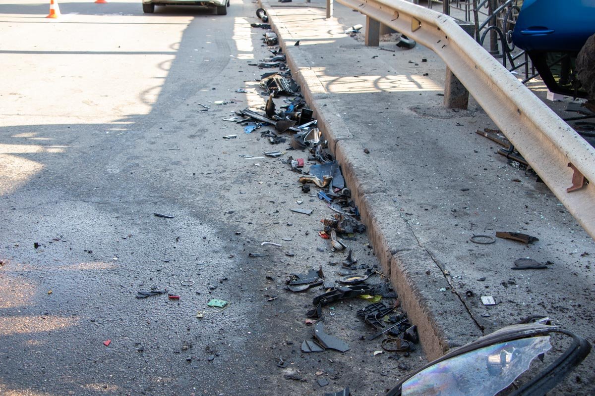 Несмотря на серьезные повреждения у авто, женщина-водитель отделалась легкими травмами