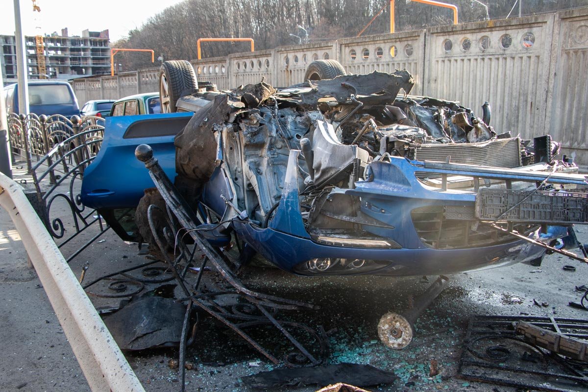 Само авто помимо забора также повредило припаркованный ВАЗ