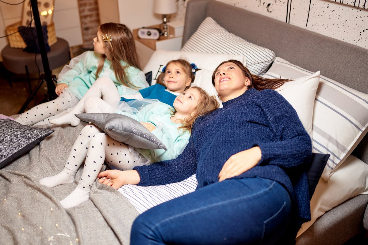 Кровать от JYSK - самая классная фотозона, на которую выстроилась очередь 