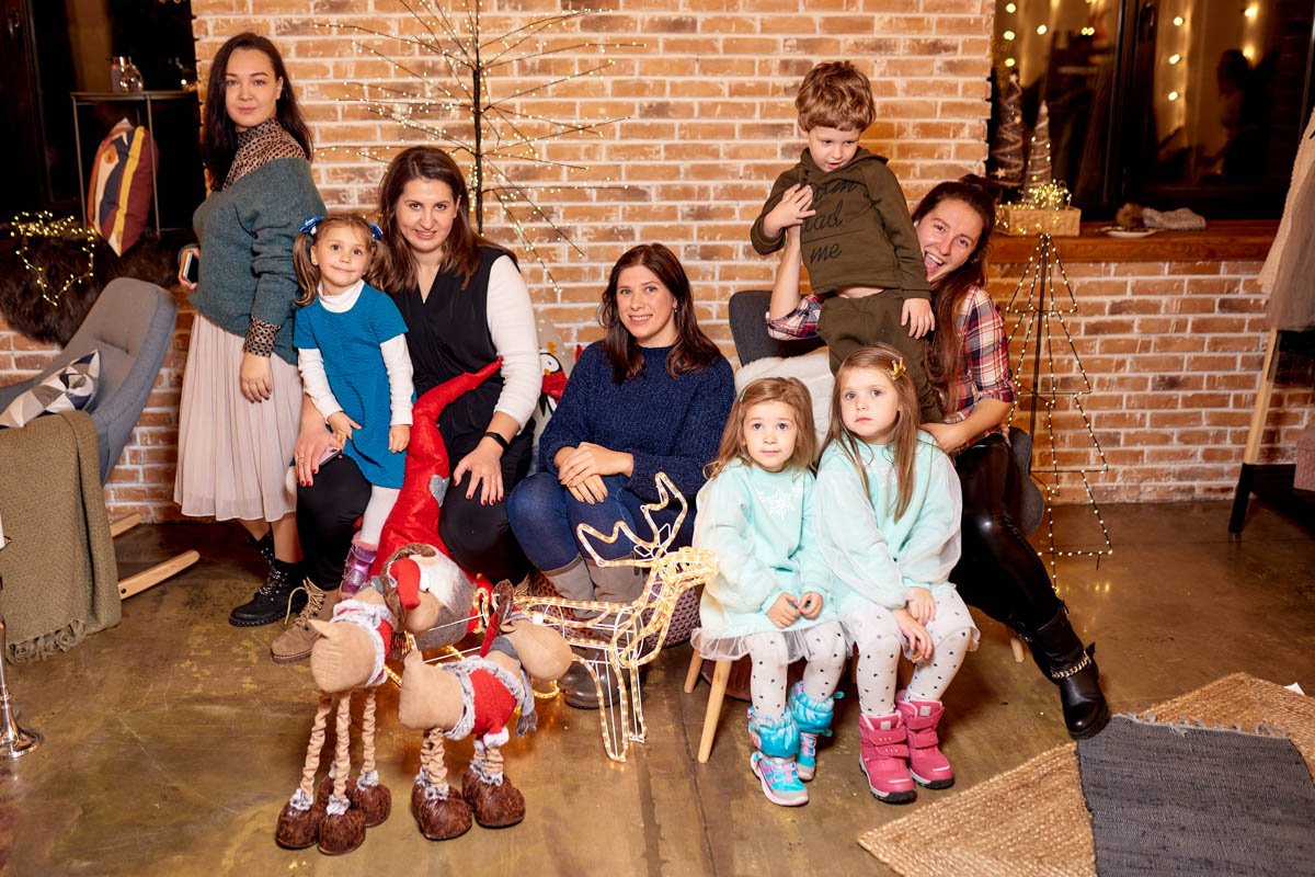 Девочки пришли семьями 