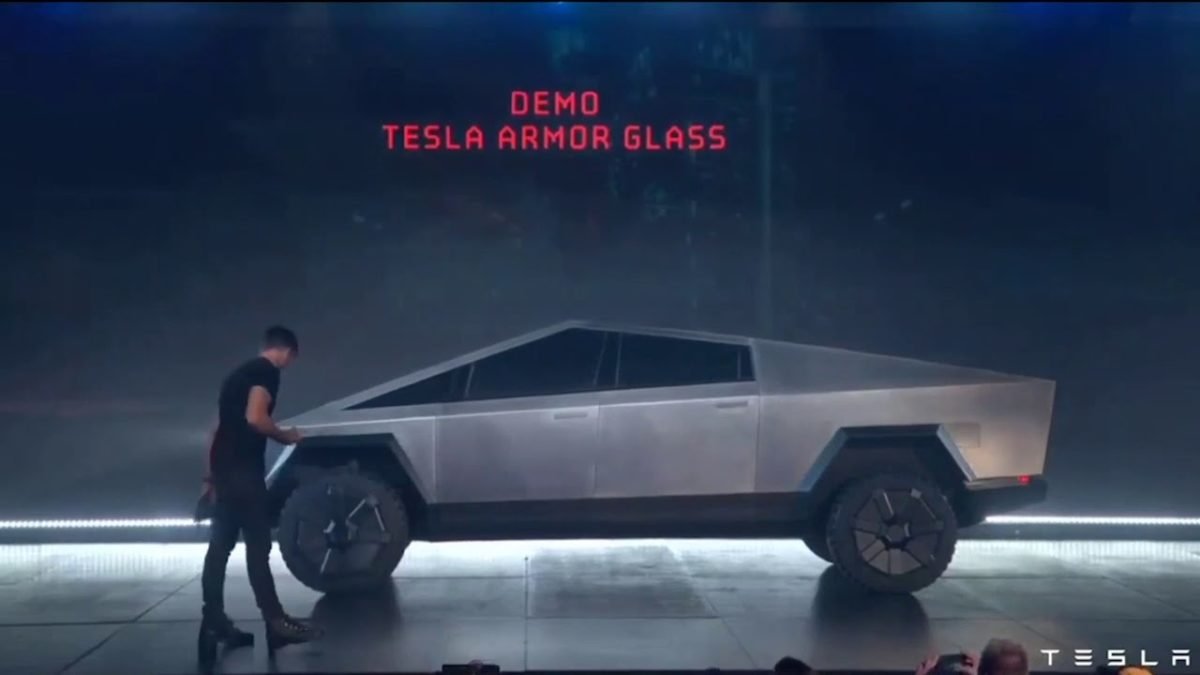 Новая Tesla выглядит крайне футуристично Новая Tesla выглядит крайне футуристично