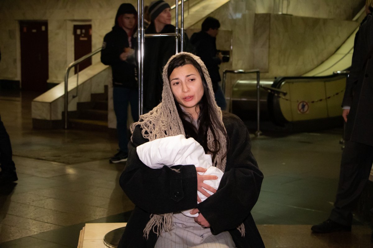 Одна из героинь - женщина, которая сошла с ума после голодной смерти своих детей