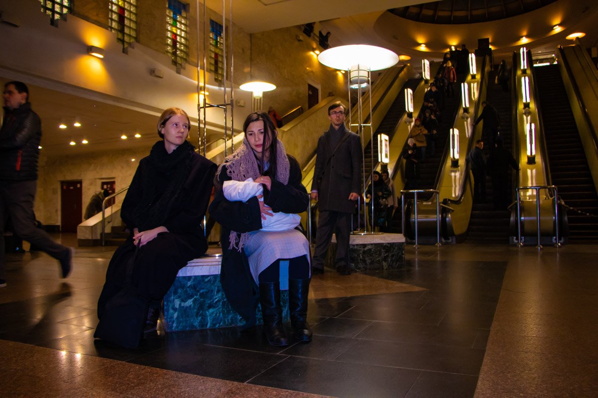 Центральную роль в перформансе сыграл журнал Гарет Джонс