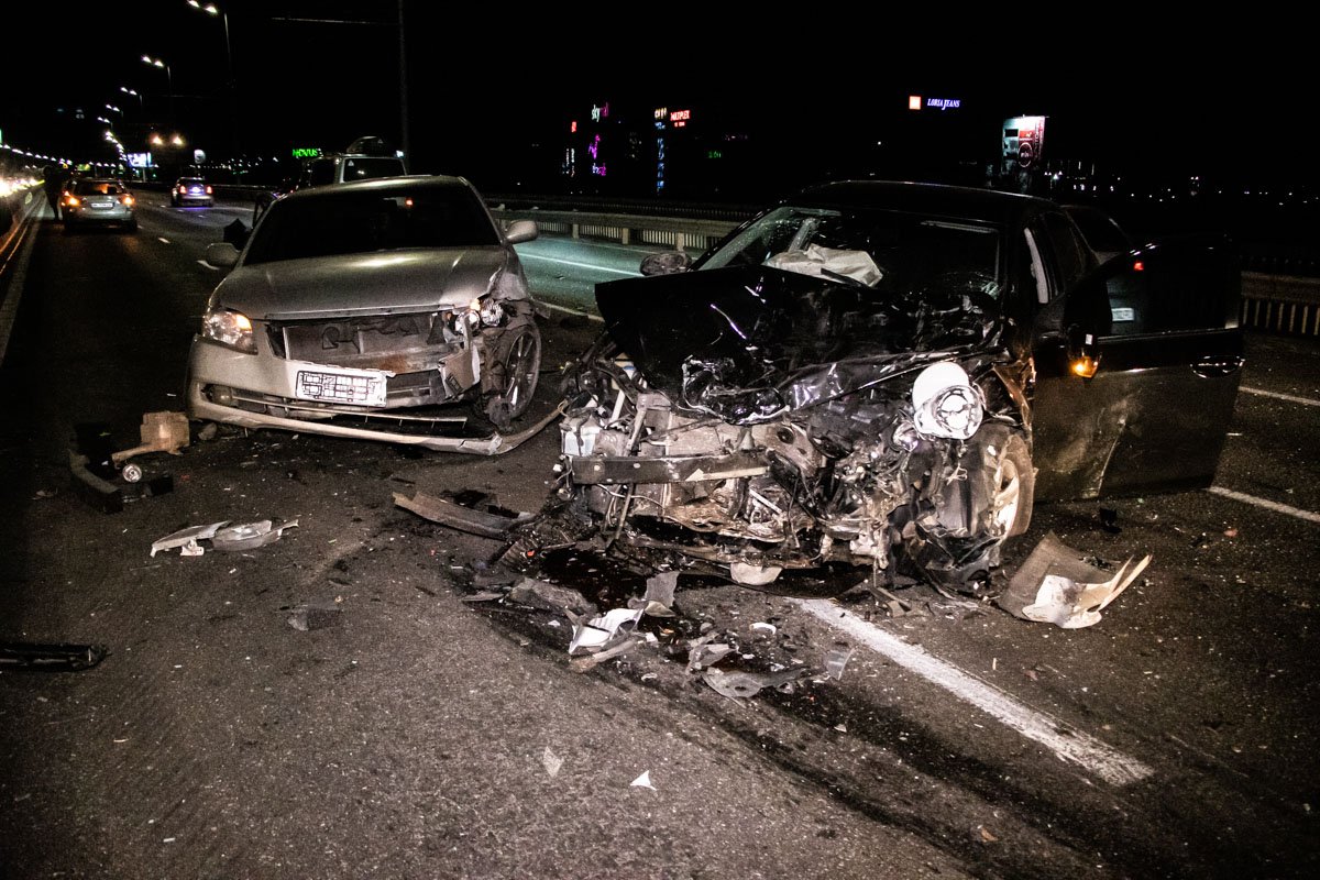 Camry влетела в стоящий Avalon 