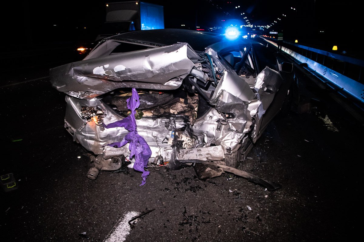 От удара заднюю часть автомобиля вмяло внутрь 