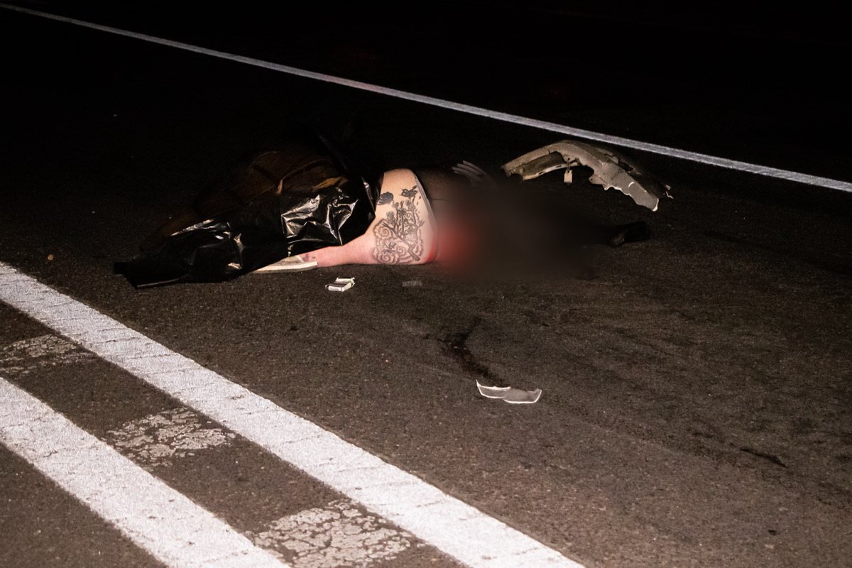 Мужчине и женщина перебегали темную трассу 