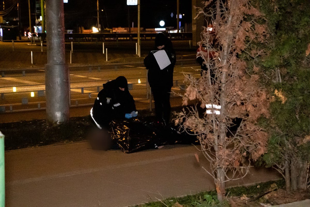 Тело мужчины обнаружили на тротуаре возле проспекта Победы 