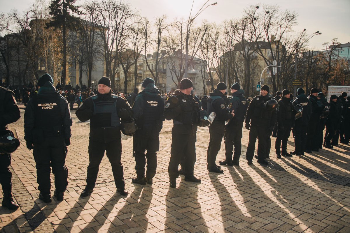 Они пытались прорвать кордон полиции и нацгвардейцев