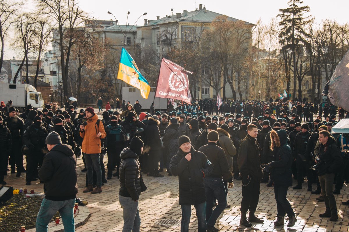 После чего они решили перевести свой гнев непосредственно на правоохранителей