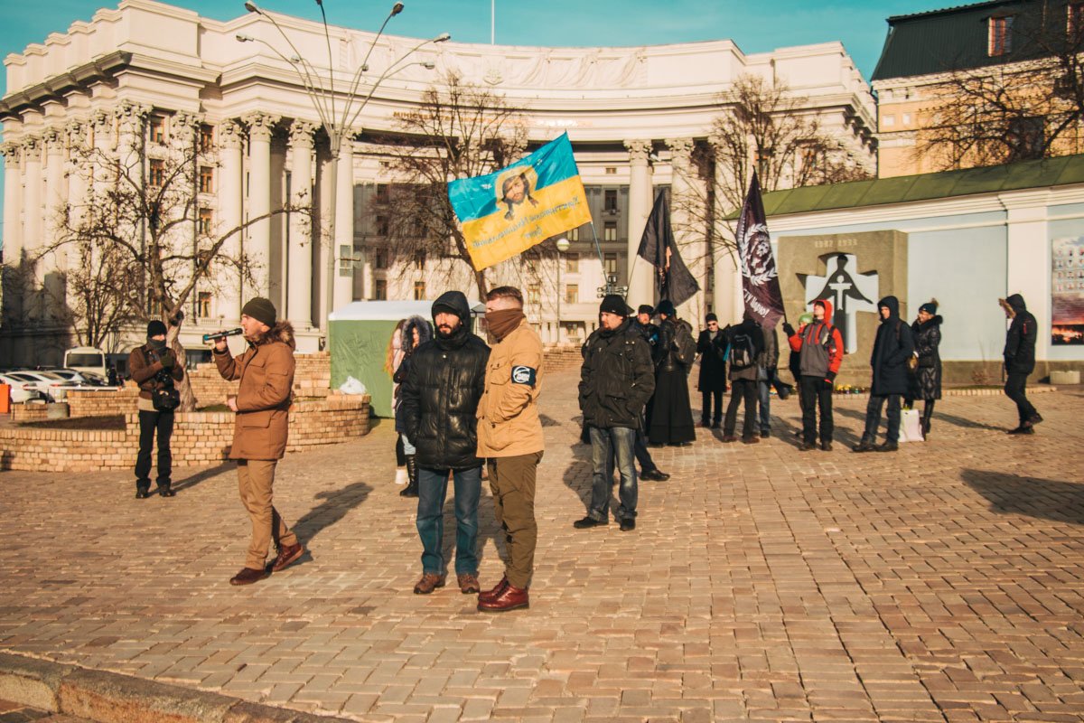 Противники "Транс-марша" посчитали такое поведение и в принципе организацию подобного мероприятия в столь памятный день оскорбительным
