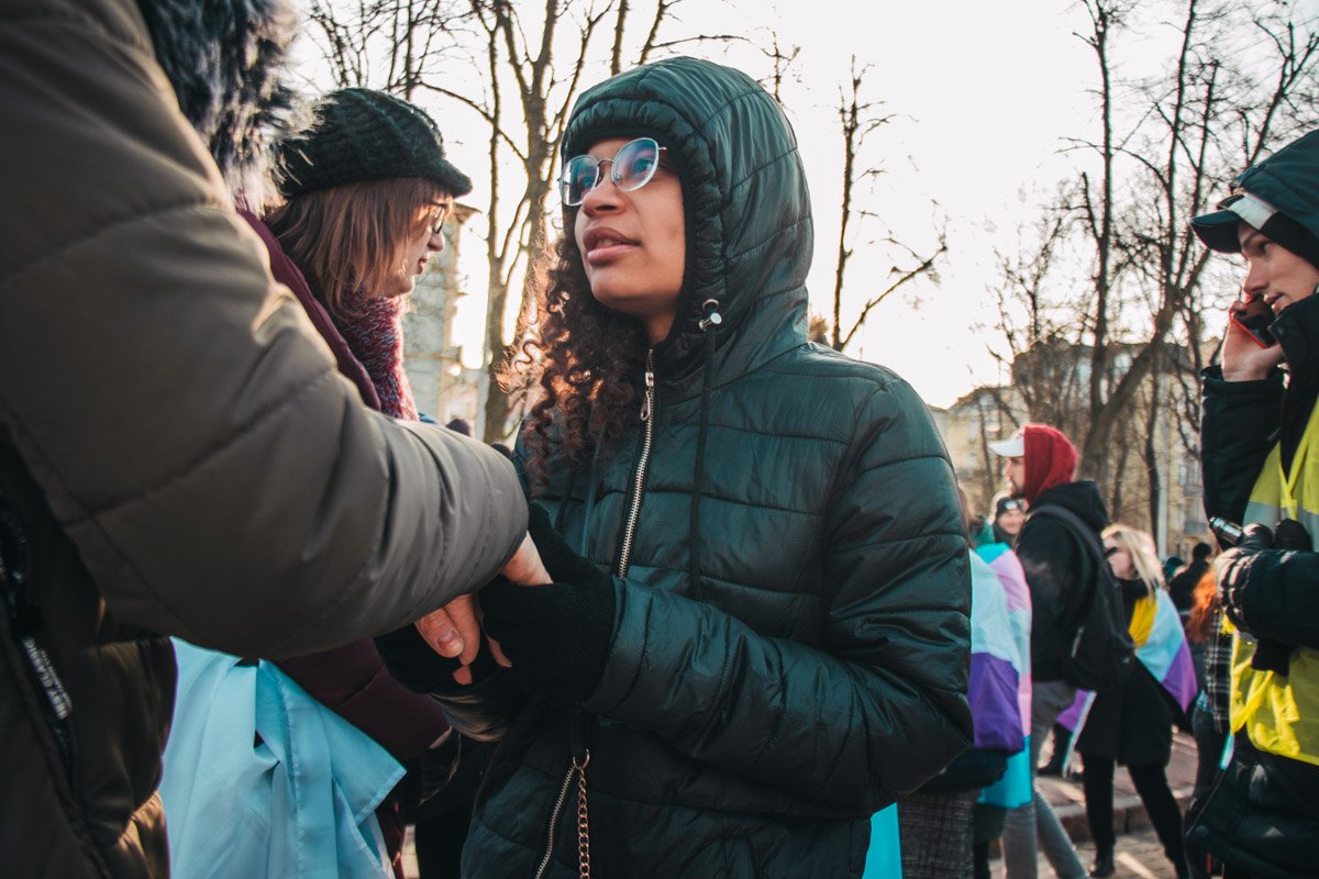 Пока между стражами порядка и радикалами образовалась стычка, участники "Транс-марша" покинули территорию Михайловской площади