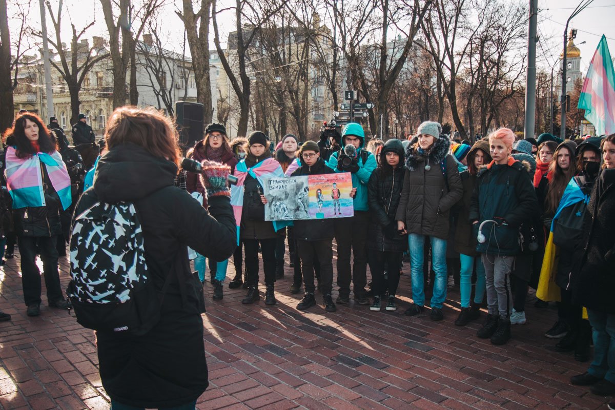 Но пока митинг шел, вели они себя мирно, организаторы в микрофон оглашали свои требования к власти