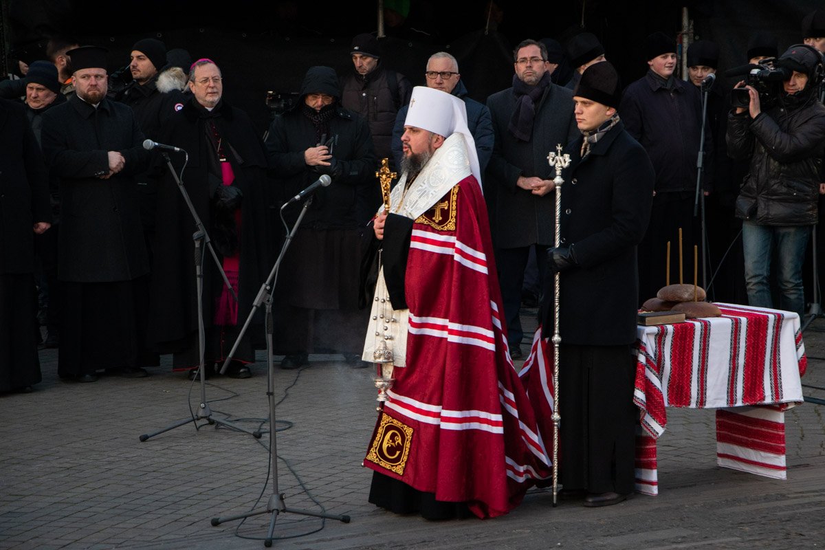 Мероприятие началось с панихиды предстоятелей украинских христианских церквей