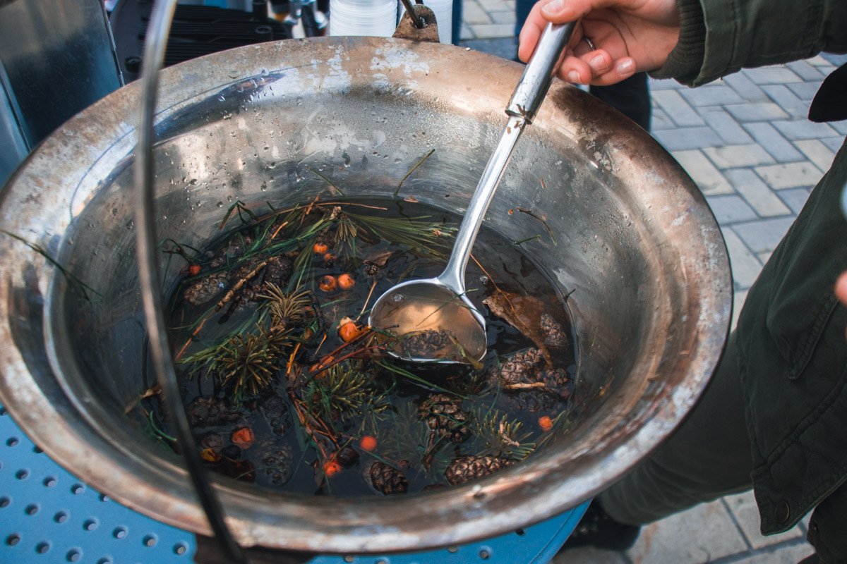 Так, на Софийской площади жителей столицы угощали так называемым супом времен геноцида Так, на Софийской площади жителей столицы угощали так называемым супом времен геноцида