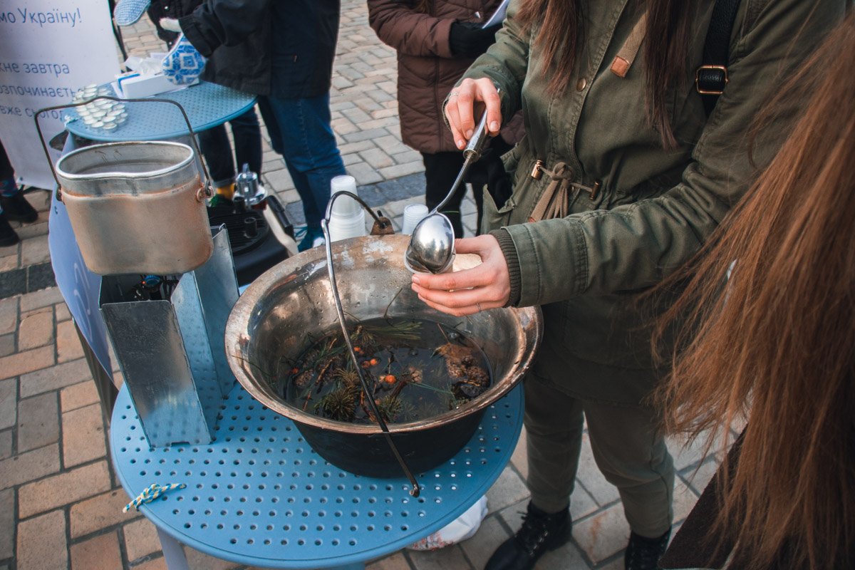 Перформанс организовала Украинская академия лидерства, он начался в 15:00 Перформанс организовала Украинская академия лидерства, он начался в 15:00