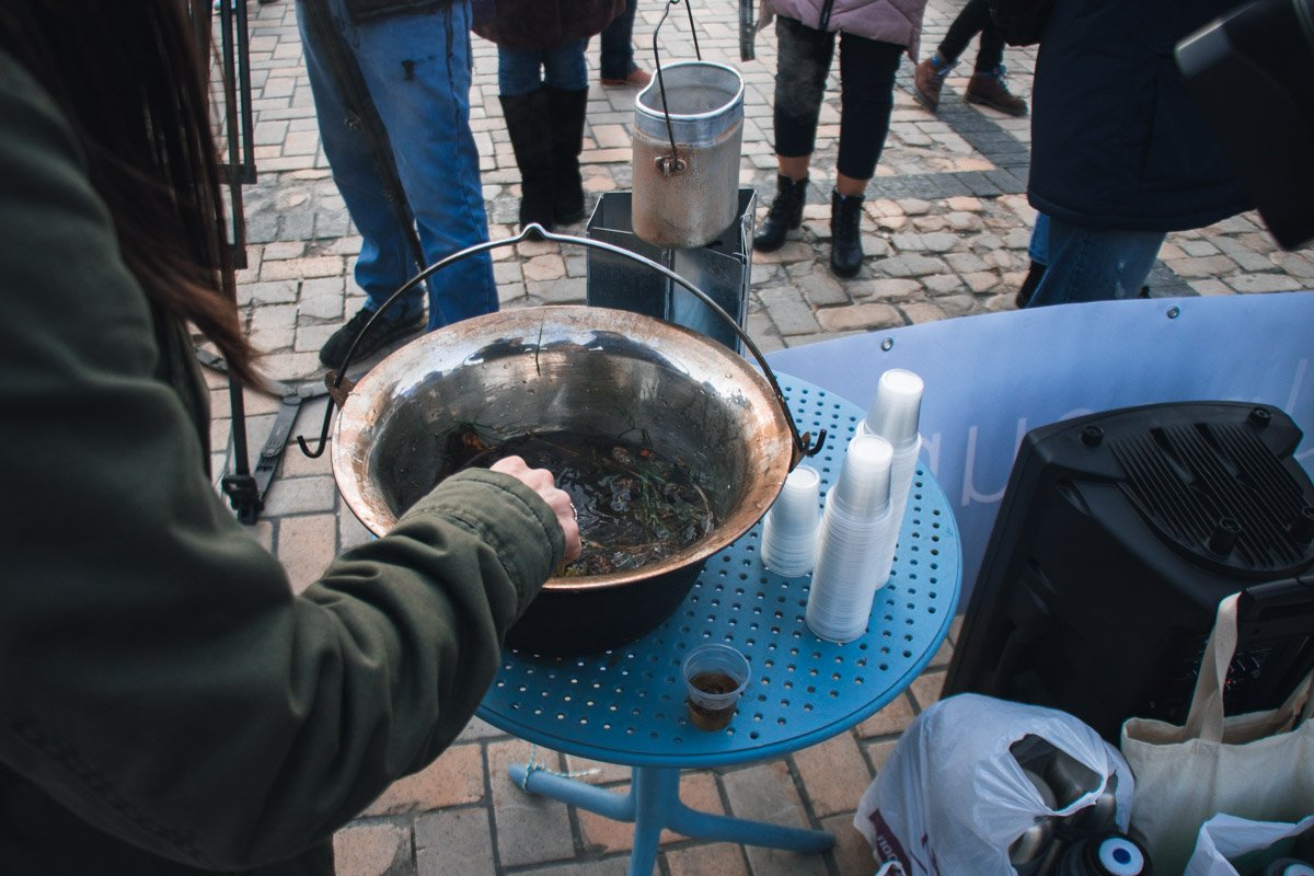 Поэтому каждый прохожий мог увидеть, как готовится тот самый суп - пищу, которую вынуждены были есть украинцы из-за преступлений советской власти Поэтому каждый прохожий мог увидеть, как готовится тот самый суп - пищу, которую вынуждены были есть украинцы из-за преступлений советской власти