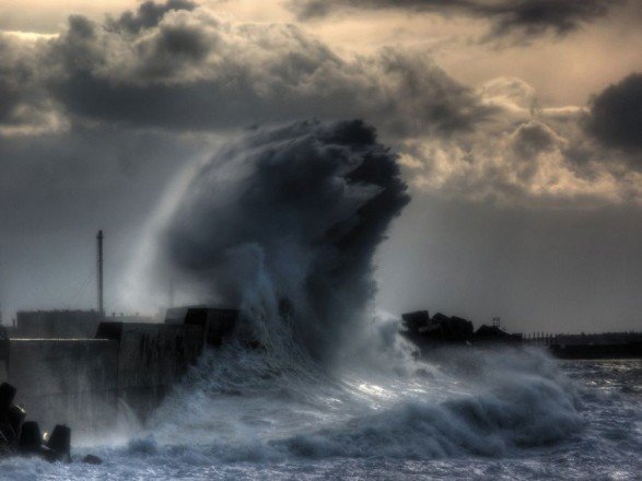 С Азовского моря из-за шторма эвакуируют людей