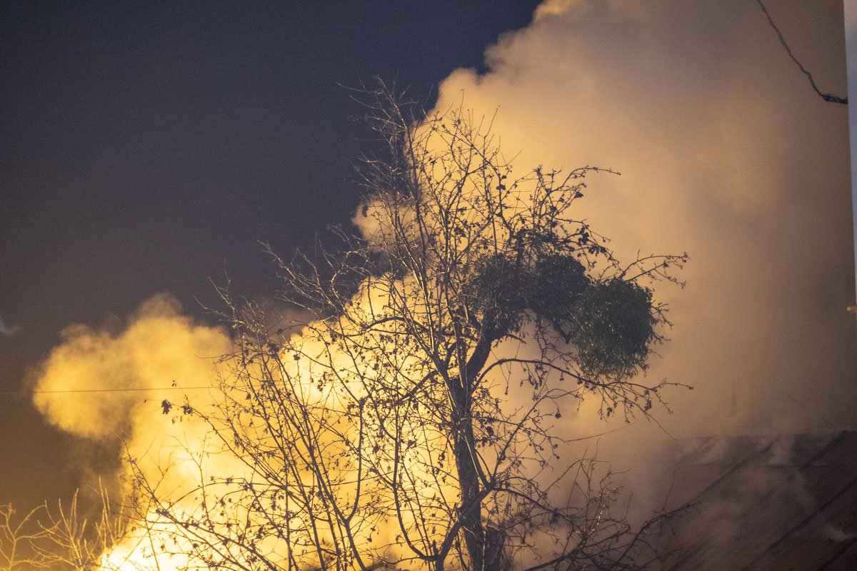 Дым от пожара окутал весь район