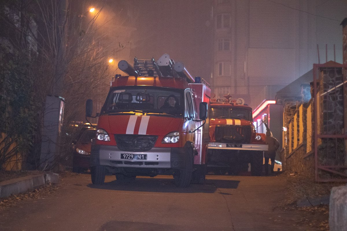 На месте работали семь единиц основной и специальной техники, а также 28 человек личного состава