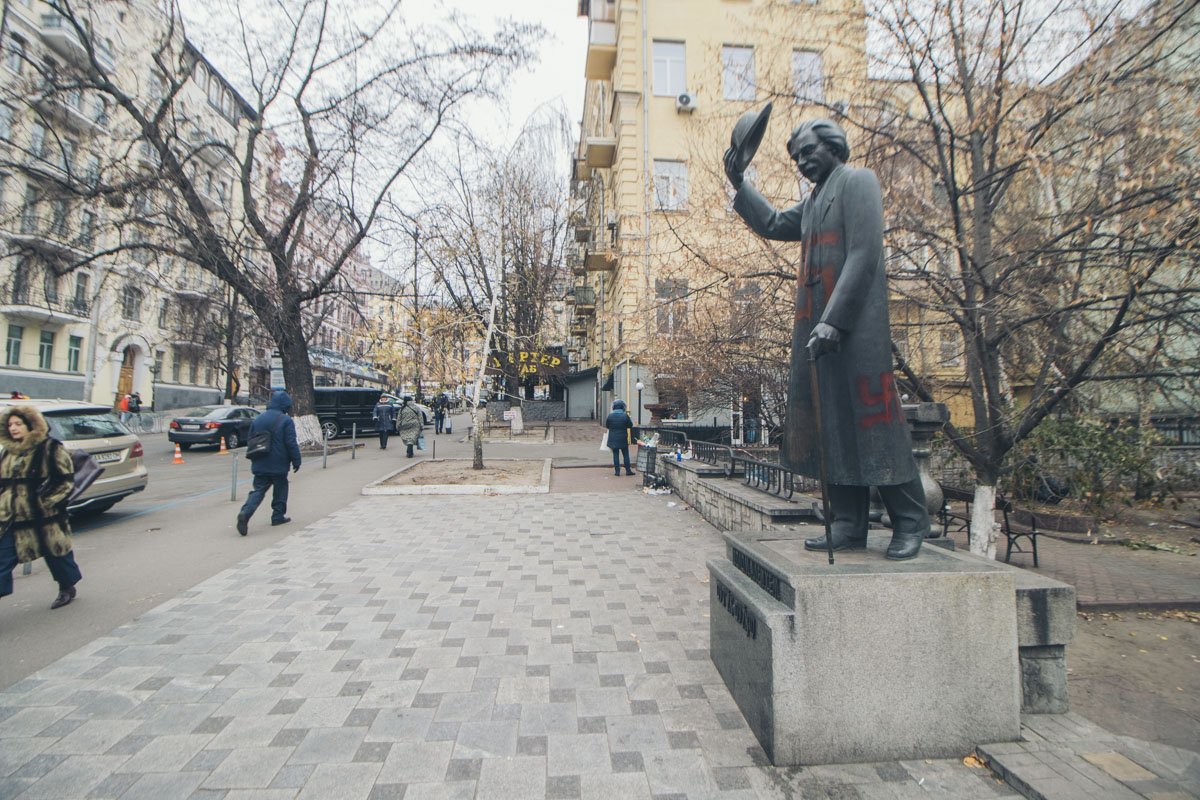 По состоянию на 09:00, около памятника не было ни полиции, ни коммунальщиков, ни кого-либо еще кроме прохожих