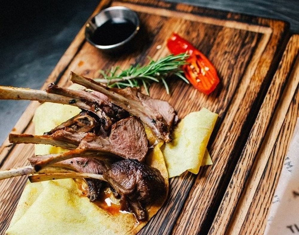 В ресторане обязательно нужно попробовать утку по-пекински В ресторане обязательно нужно попробовать утку по-пекински