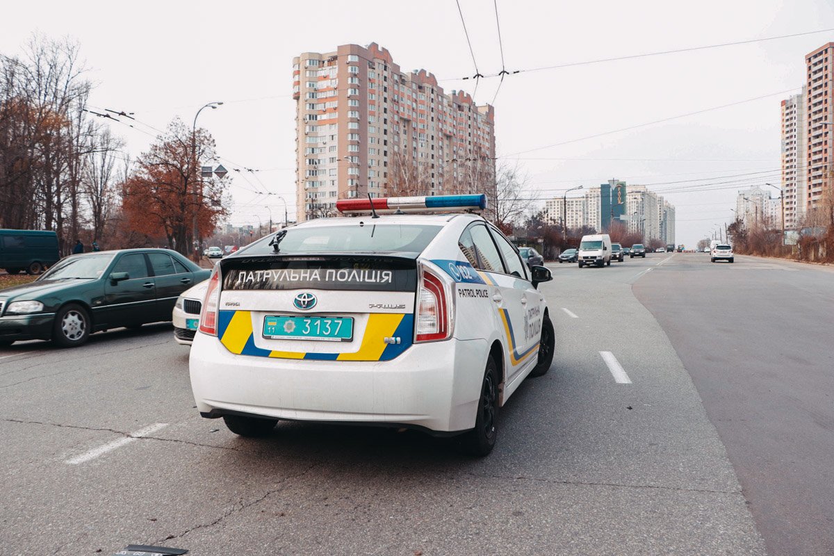 Детали аварии устанавливает экипаж патрульной полиции Детали аварии устанавливает экипаж патрульной полиции