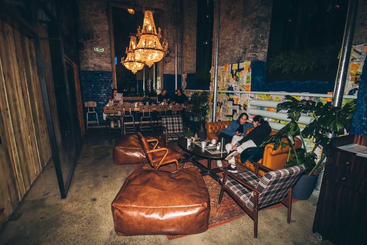 Киевская "Молодость" напоминает одесскую, но в столице упор сделали на атмосферу 90-х, актуальную не только в Украине Киевская "Молодость" напоминает одесскую, но в столице упор сделали на атмосферу 90-х, актуальную не только в Украине