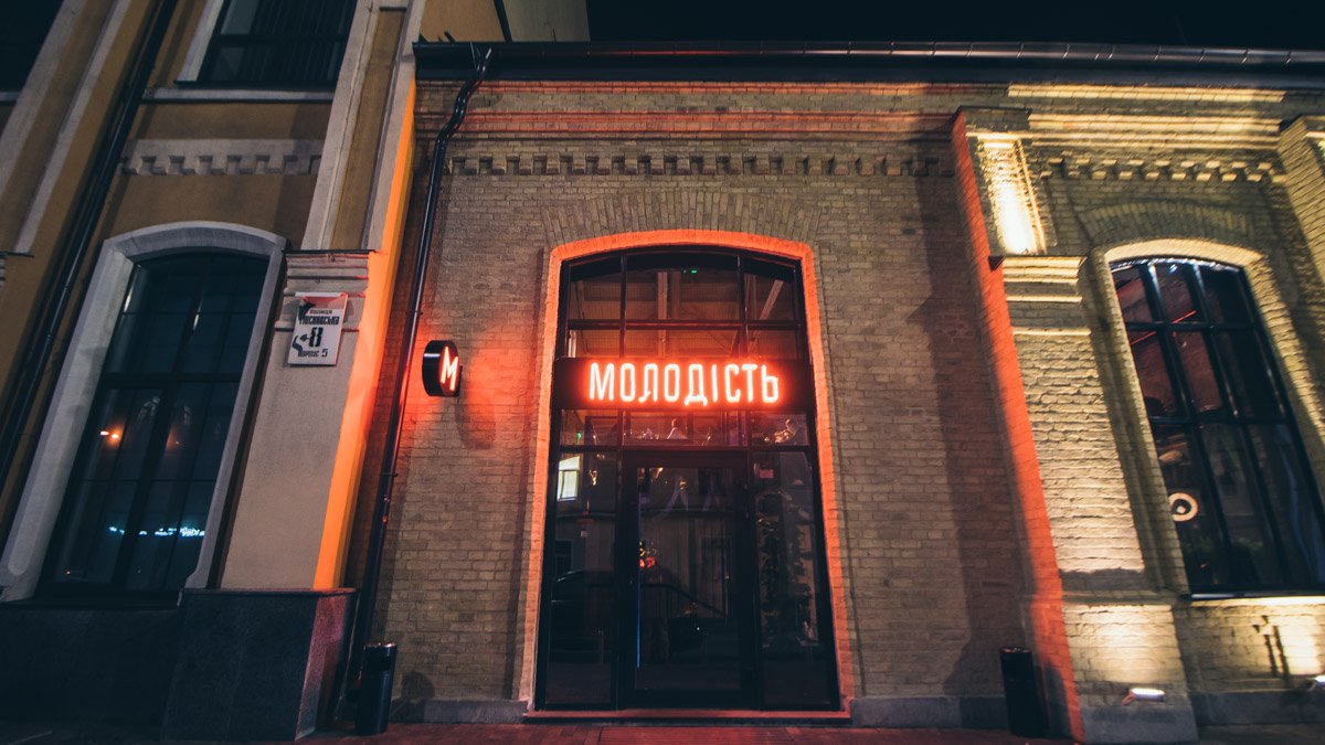 В заведении есть два уровня: на нижней низкая посадка, также там расположились кухня и технический зал В заведении есть два уровня: на нижней низкая посадка, также там расположились кухня и технический зал