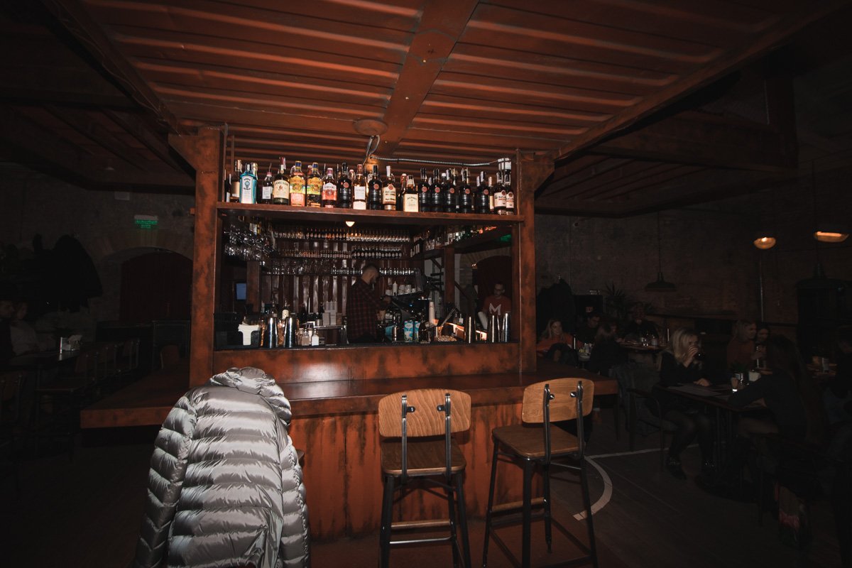 Бар сделали из двух контейнеров Бар сделали из двух контейнеров