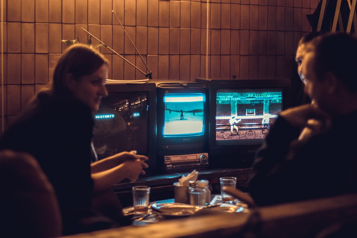 Еще есть телевизоры 90-х годов, на которых можно играть и смотреть тематические киноленты Еще есть телевизоры 90-х годов, на которых можно играть и смотреть тематические киноленты