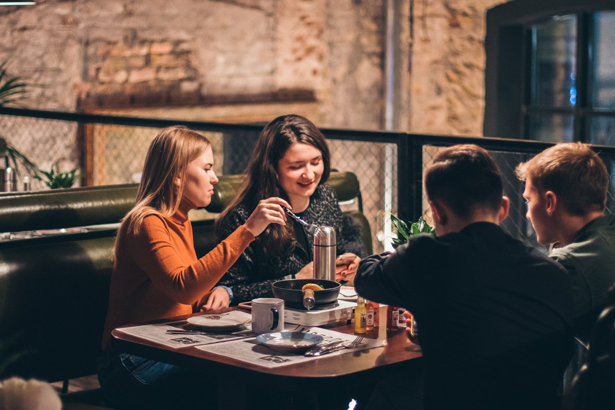 И вот на столе "бургер из детства" - то есть тост с оливье или с форшмаком (цена в заведении 75 и 85 гривен) И вот на столе "бургер из детства" - то есть тост с оливье или с форшмаком (цена в заведении 75 и 85 гривен)