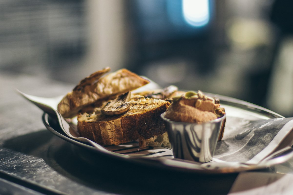 Ну а в виде закуски селедочка, свиные уши, паштетик Ну а в виде закуски селедочка, свиные уши, паштетик