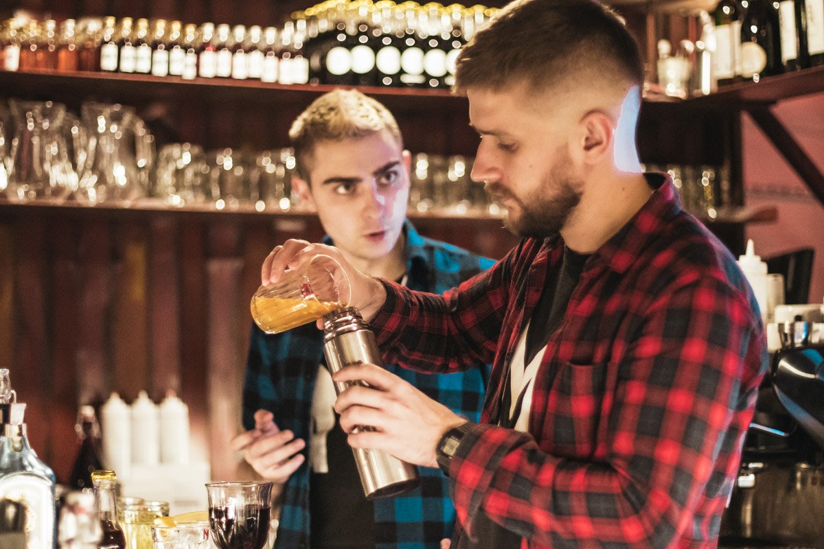 Алкоголь тоже очень доступный, есть как "чистые" напитки, так и коктейли типа "Отвертки" или виски с колой Алкоголь тоже очень доступный, есть как "чистые" напитки, так и коктейли типа "Отвертки" или виски с колой