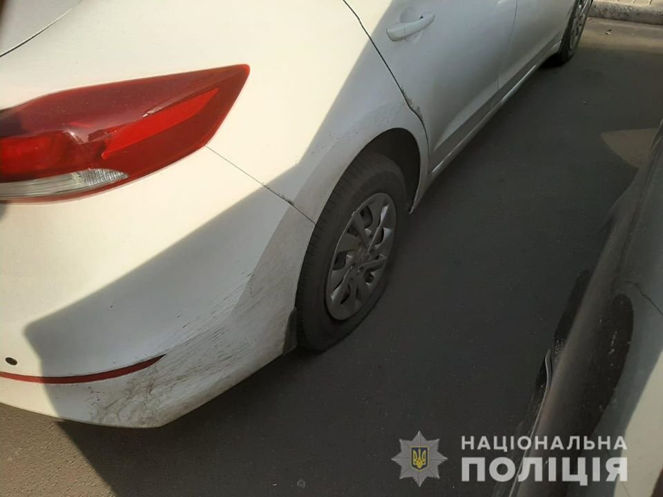 В Коцюбинском порезали колеса двадцати автомобилям В Коцюбинском порезали колеса двадцати автомобилям