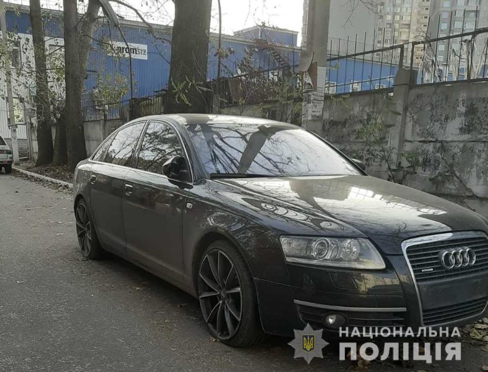 Машины пострадали от рук двух мужчин Машины пострадали от рук двух мужчин