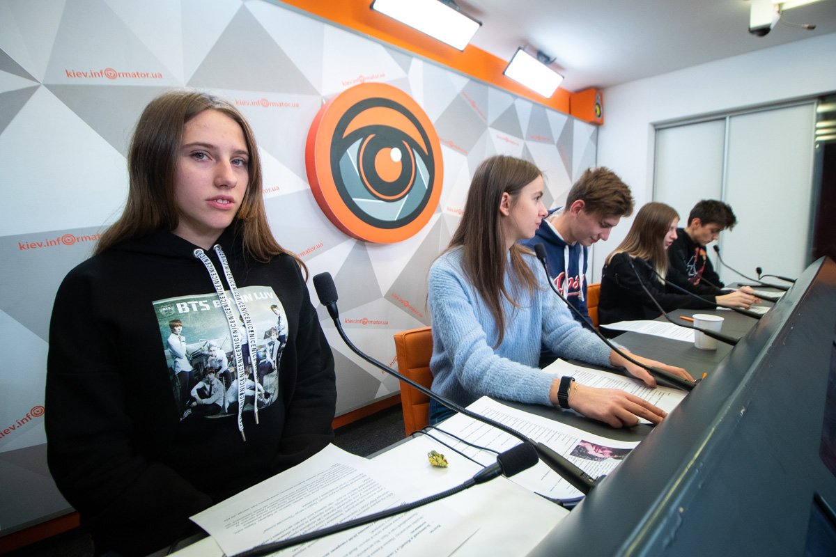 11 детей школьного возраста отрабатывали сценическую речь, брали интервью у звезд и снялись в выпуске новостей 11 детей школьного возраста отрабатывали сценическую речь, брали интервью у звезд и снялись в выпуске новостей